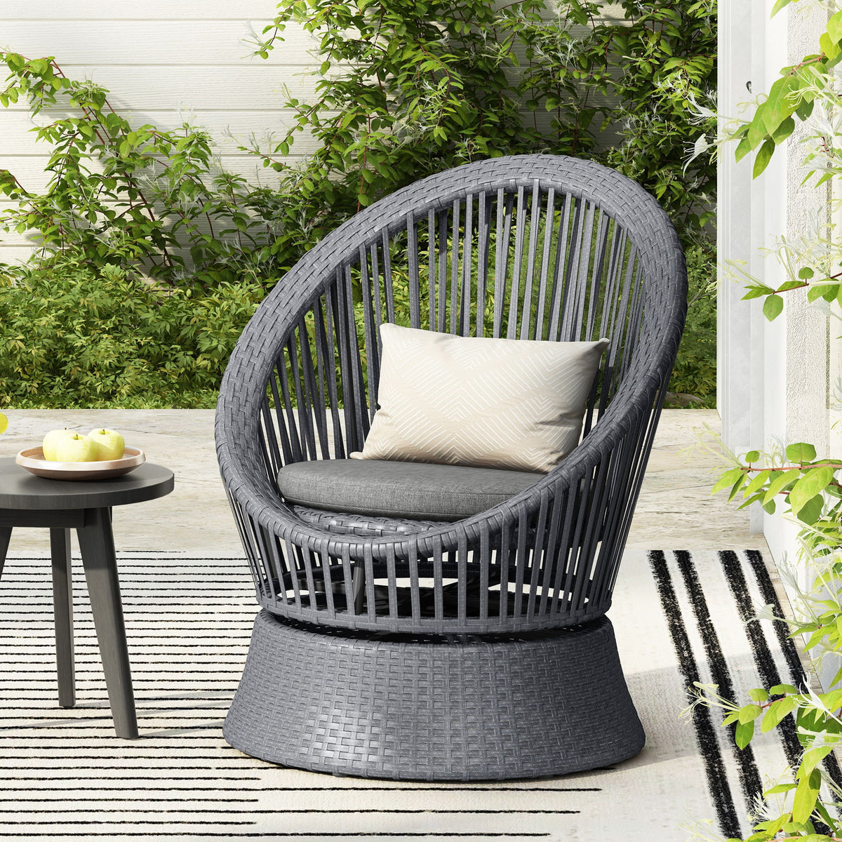 Modern Swivel Wicker Lounge Chair With Round Design