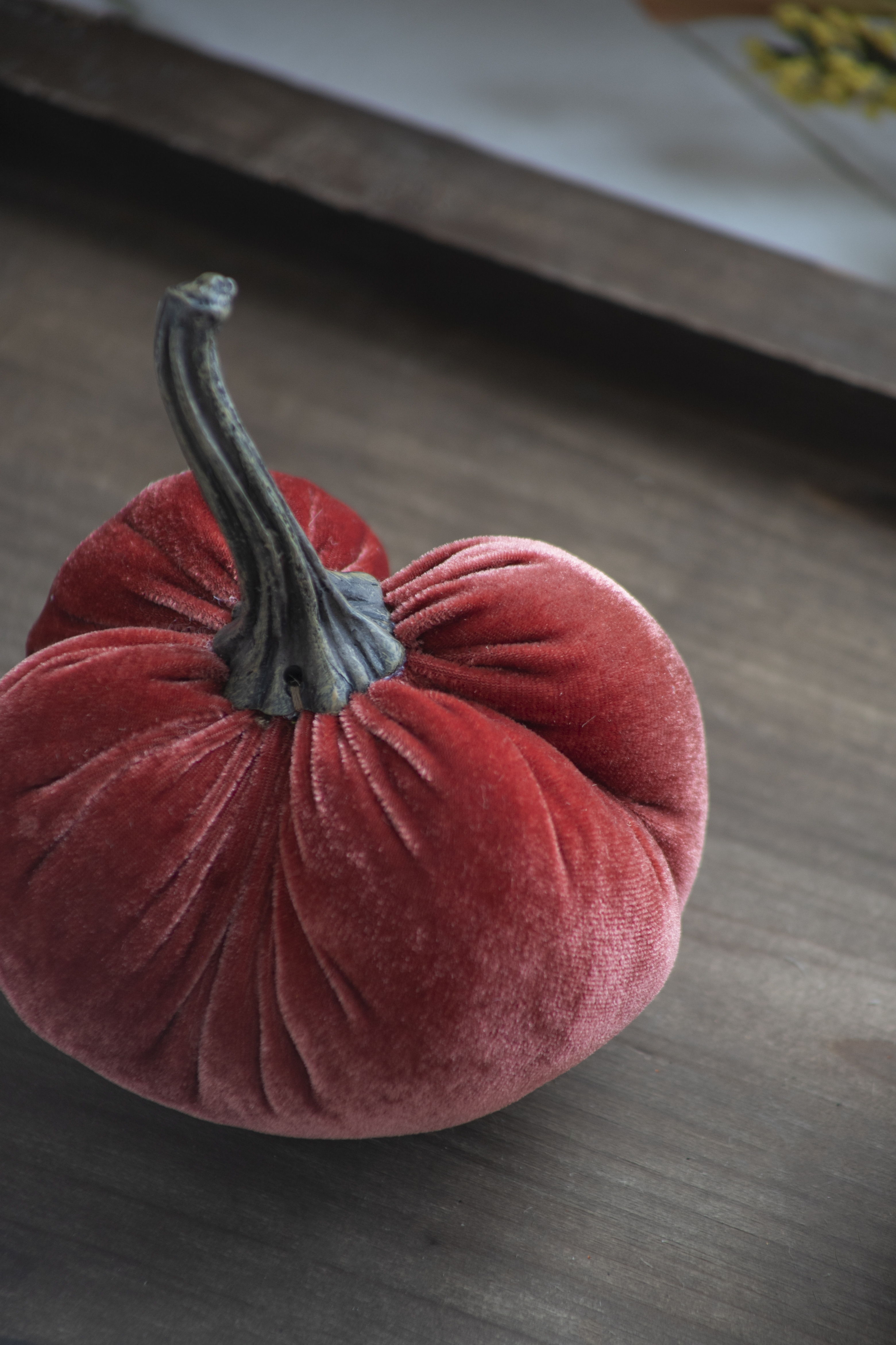 Velvet Weighted Pumpkin With Resin Stem, Pumpkin Ornament Decor For Holiday Harvest Festival Fall Festival &amp; Thanksgiving (Set of 4)