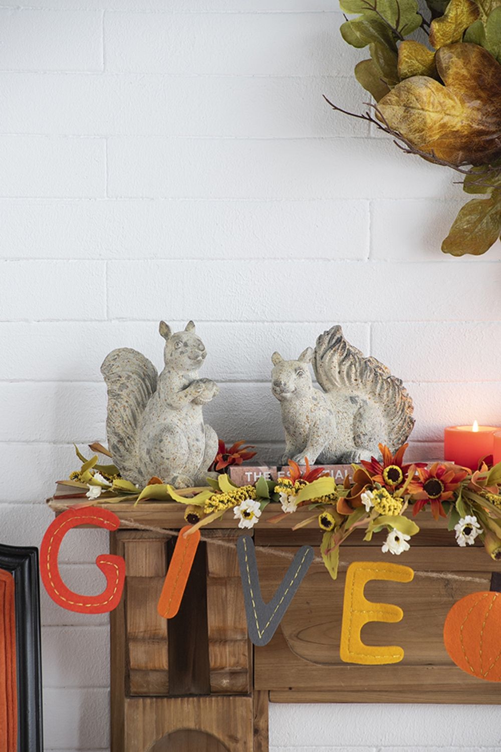 Resin Standing &amp; Lying Down Squirrel Rustic, For Harvest Festival Fall Festival &amp; Thanksgiving Table Decorations (Set of 2) - Antique Cream